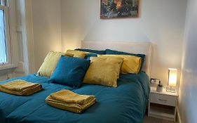 Wall St Flat By Hnfc Stays - Netflix & Popcorn